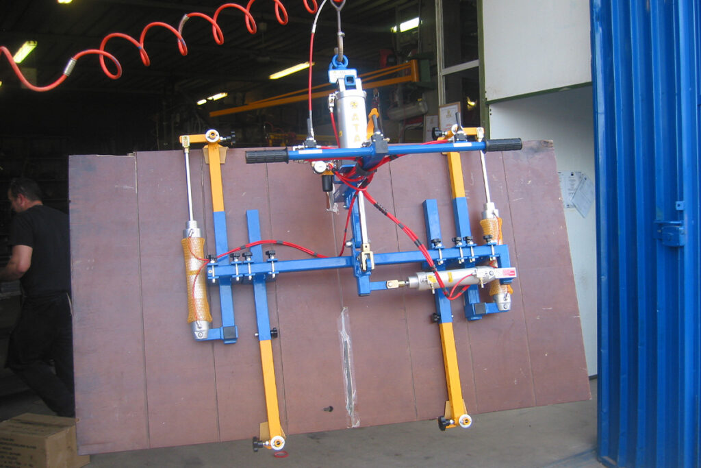 pinza pneumatica per lavorare con pannelli, infissi e porte