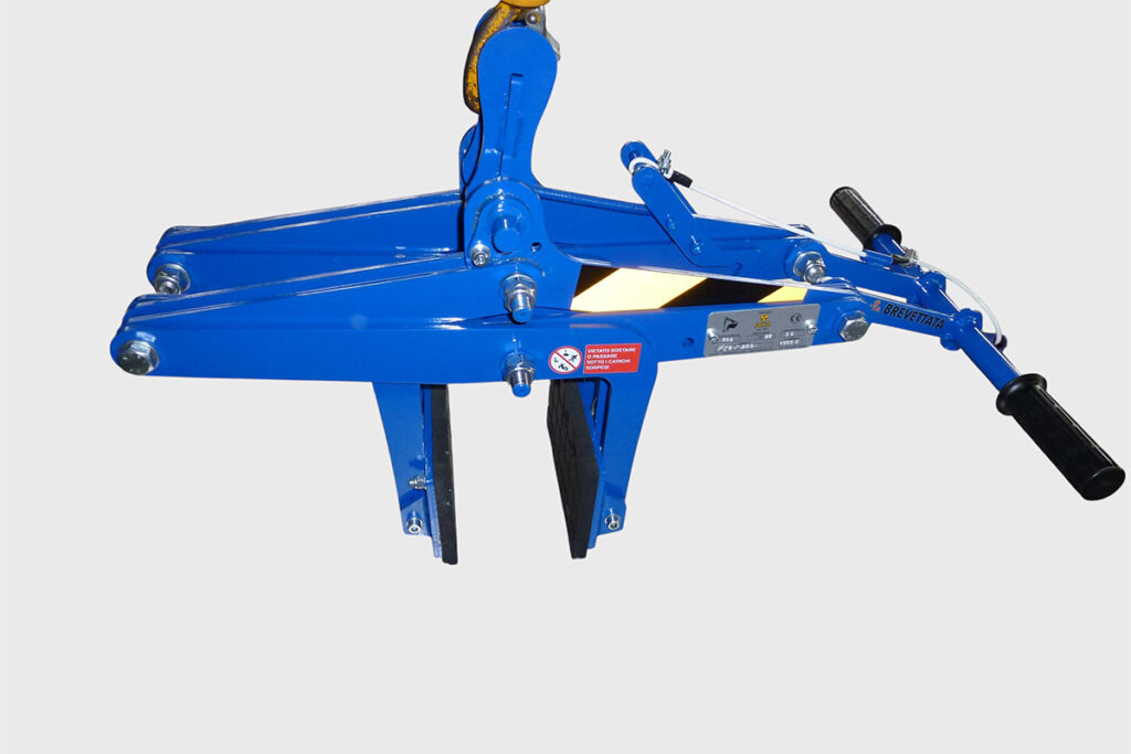 pinza meccanica per spostare oggetti di vario tipo e materiale