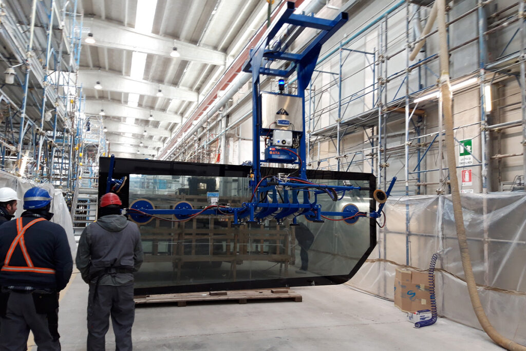 Ventose ideali per la movimentazione di vetri speciali con alimentazione elettrica, ad aria compressa o a batteria e ribaltamento pneumatico